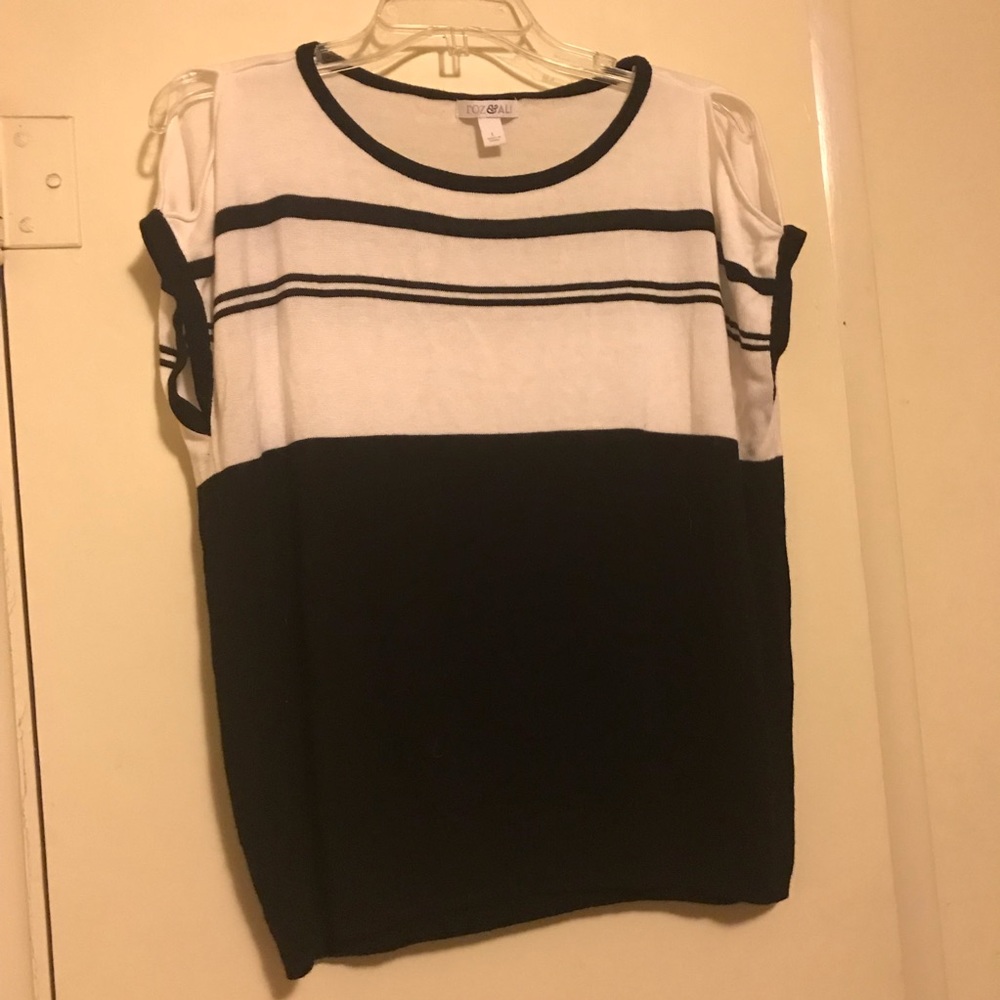 B2G1 free Roz & Ali black and white top